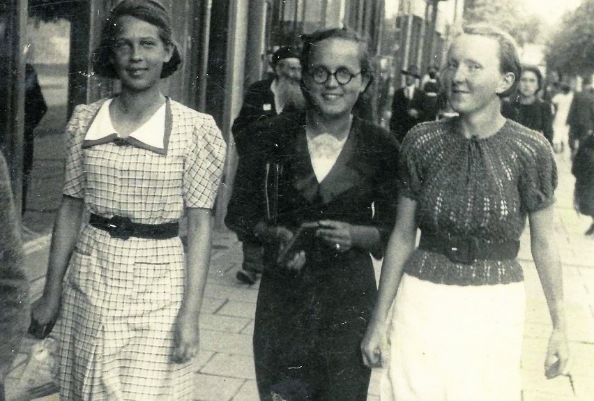 Halina Kuczyńska (babcia Pawła, z lewej) z koleżankami na...