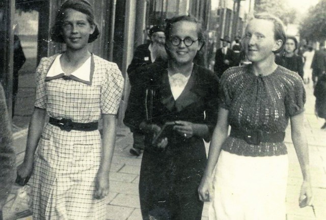 Halina Kuczyńska (babcia Pawła, z lewej) z koleżankami na ul. Lipowej, gdzie mieszkała, jeszcze przed wojną