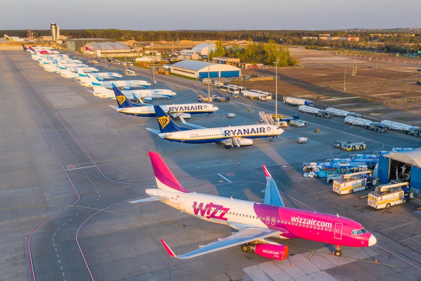 Lotnisko w Pyrzowicach z drona  pod koniec kwietnia 2020
