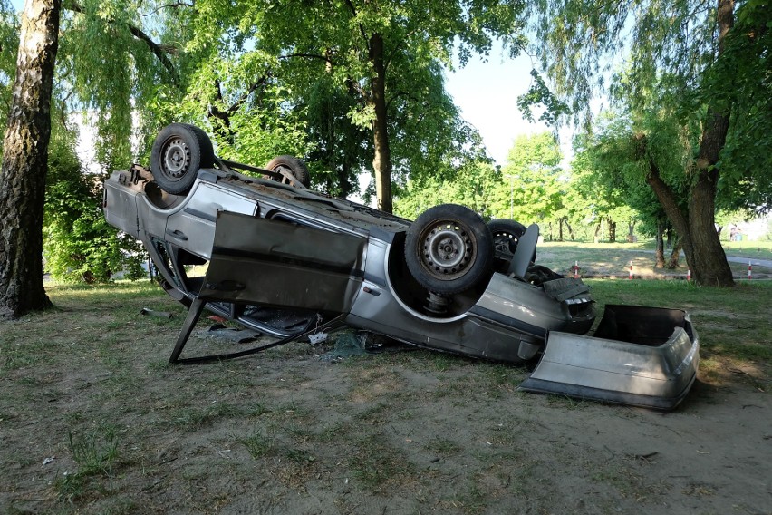 Politechnika Białostocka. Rozbite volvo na dachu przy akademikach