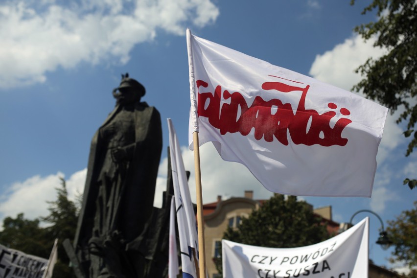 Kraków. Protest pracowników Wód Polskich. Domagają się obiecanych przez rząd podwyżek