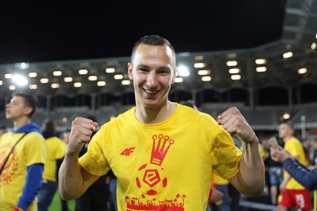 Tak Artur Amroziński cieszył się z awansu Korony do ekstraklasy, ale na najwyższym szczeblu rozgrywek w barwach kieleckiej drużyny nie zagra.