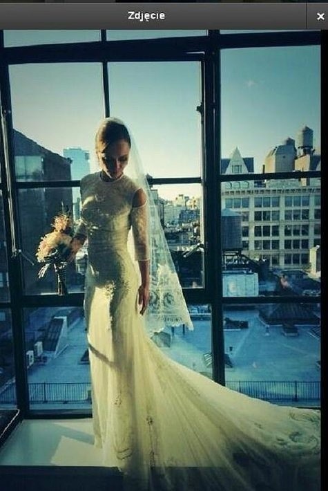 Christina Ricci wyszła za mąż za Jamesa Heerdegena w październiku 2013 r.  Suknia została specjalnie zaprojektowana przez Riccardo Tisciego, dyrektora kreatywnego domu mody Givenchy.CZYTAJ TAKŻE:SUKNIA ŚLUBNA CHRISTINY RICCI!(fot. screen z Twitter.com)