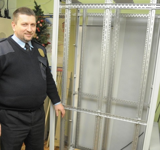 - Tutaj będzie się mieścił serwer, na którym do miesiąca przechowywany będzie zapis tego, co dzieje się w Koźlu - wyjaśnia Mirosław Dąbrowski, komendant straży miejskiej.