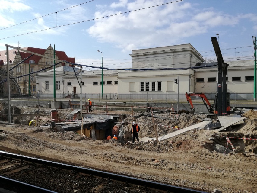 Trwają prace na terenie poznańskiego dworca kolejowego....