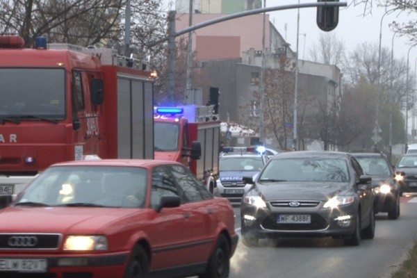 Wypadek na ul. Dąbrowskiego. Kierowca wjechał w drzewo (galeria, wideo)