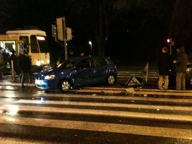 Wypadek na Malczewskiego. Stoją tramwaje. Jedna osoba ranna