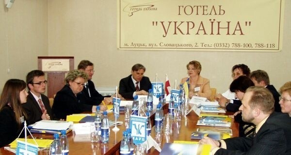 Z lewej: delegacja ze Stalowej Woli na konferencji w Łucku w hotelu &quot;Kijów&quot;.