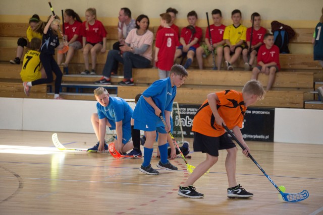 Około 80 młodych zawodników unihokeja w wieku od 9 do 12 lat wzięło udział w piątkowych eliminacjach do Pomorskiej Ligi Trójek. Zawody rozegrano w hali Gimnazjum nr 2 w Słupsku. Turniej zorganizowała Szkoła Podstawowa nr  6. 