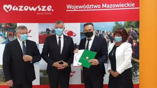 Podczas podpisania umowy obecni byli od lewej: Leszek Przybytniak - radny sejmiku wojewódzkiego, Rafał Rajkowski - wicemarszałek Mazowsza, wójt Eugeniusz Andrzej Wolszczak oraz Mirosława Witczak, skarbnik gminy Przyłęk.