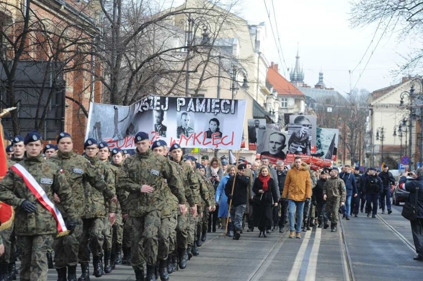 Kraków. Msza święta na Wawelu i przemarsz do parku Jordana. Tak Kraków uczcił pamięć o żołnierzach wyklętych [ZDJĘCIA]