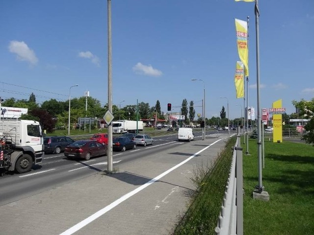 Absurdalne sygnalizacje świetlne w Poznaniu. Czerwone światło przy Selgrosie zapala się nawet w nocy, gdy sklep jest nieczynny. Fot: Marcin Idczak