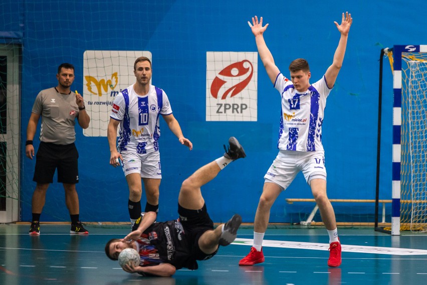 Handball Stal Mielec (biało-niebieskie stroje) pokonała...