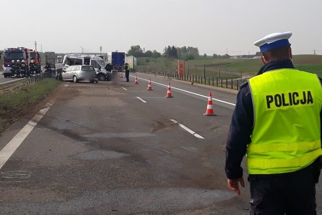 Mundurowi w trakcie "kaskadowego" pomiaru sprawdzili 44 kierujących, 30 ukarali za zbyt szybką jazdę. Apelują o zdjęcie nogi z gazu. Na zdjęciu wypadek na autostradzie A1 z 11 maja, którego przyczyną była nadmierna prędkość.