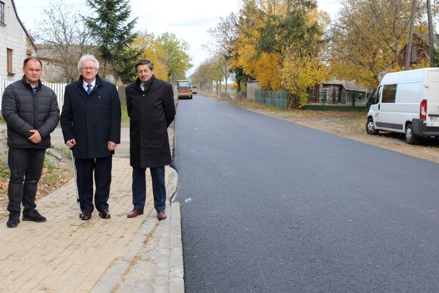 Na zdjęciu od lewej: Tomasz Mordziński - dyrektor Powiatowego Zarządu Dróg w Zwoleniu, Stefan Bernaciak - starosta zwoleński i Waldemar Urbański - wicestarosta.