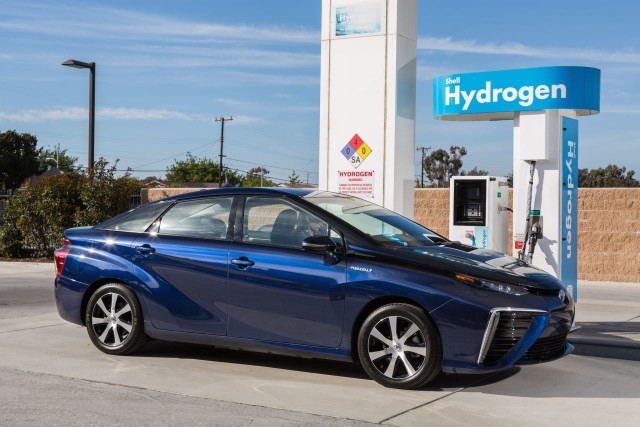 Toyota Mirai Mirai to samochód z silnikiem elektrycznym, zasilanym prądem z ogniw paliwowych. W ogniwach zachodzi reakcja łączenia wodoru z tlenem w obecności katalizatora, w wyniku której uwalniana jest energia. Jedynym produktem ubocznym tej reakcji jest czysta woda, dlatego samochody tego typu nie emitują żadnych spalinFot. Toyota