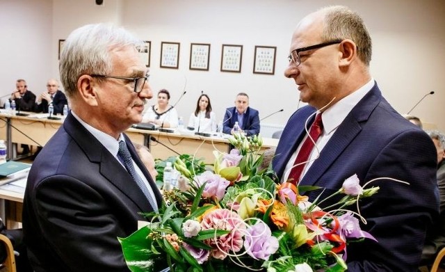 Po poprzednich wyborach samorządowych, w 2018 roku, na stanowisku starosty toruńskiego Marek Olszewski (z lewej) zastąpił Mirosława Graczyka