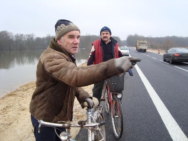 - Brakuje kilkadziesiąt centymetrów, a woda znowu zaleje naszą najkrótszą drogę do Nowej Soli - martwią się Henryk Stachyra i Bogusław Nowaczyk z Przyborowa.