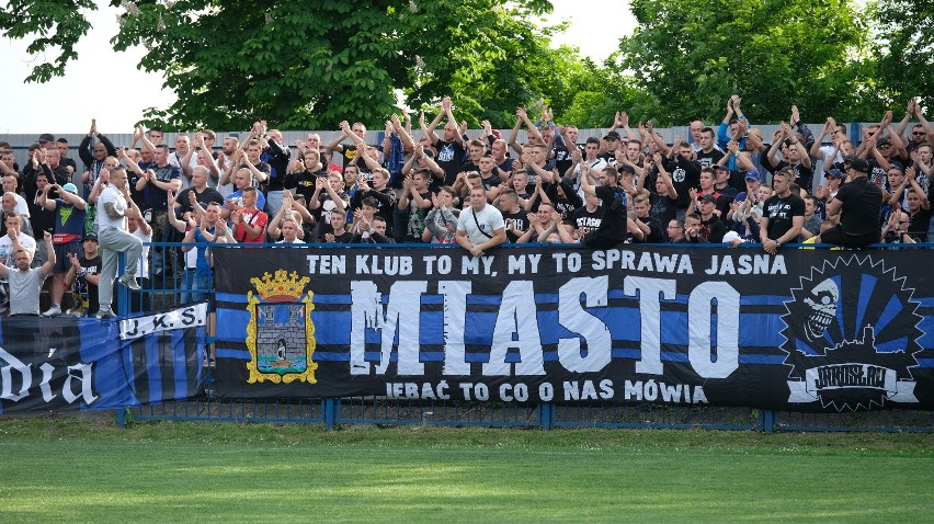 1500 kibiców zasiadło w sobotę na trybunach stadionu w...