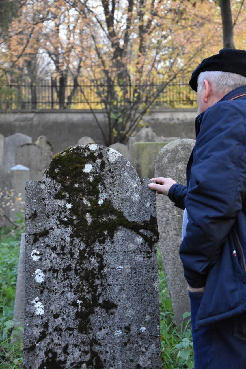 Niezwykła lekcja historii 1 listopada z dr Jackiem Proszykiem na zabytkowym cmentarzu żydowskim w Oświęcimiu [ZDJĘCIA]