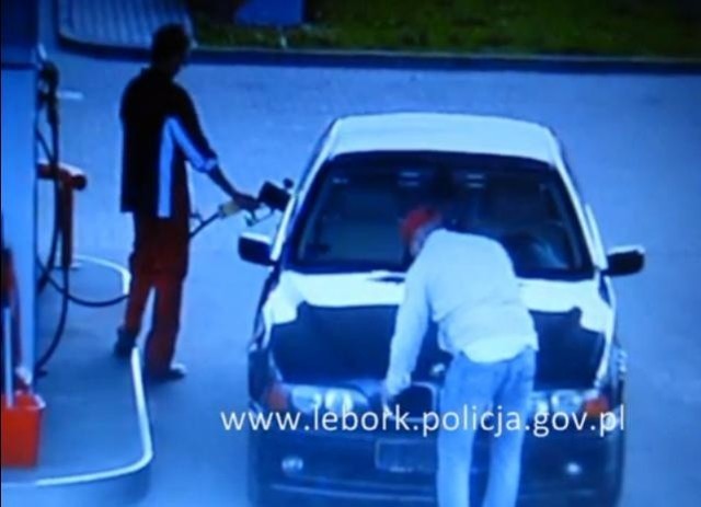 Lęborscy funkcjonariusze poszukują sprawcy kradzieży paliwa. Być może ktoś rozpozna mężczyznę na zapisie z monitoringu. 