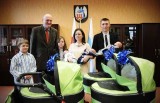 Toruńskie trojaczki wyjechały z Urzędu Miasta specjalnym wózkiem