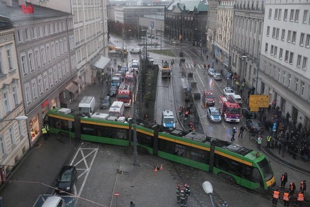 Tramwaj wykoleił się i wbił w witrynę sklepu