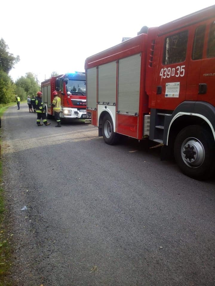 Zabrody. Dachowanie audi. Kierowca trafił do szpitala (zdjęcia)