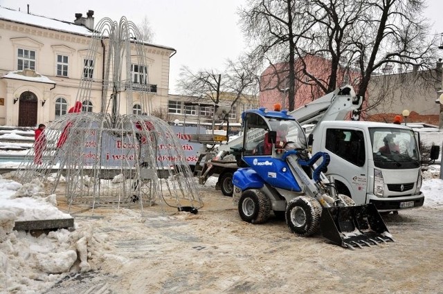 Pracownicy Zakładu Usług Komunalnych demontowali w środę ozdoby świąteczne z radomskich fontann.