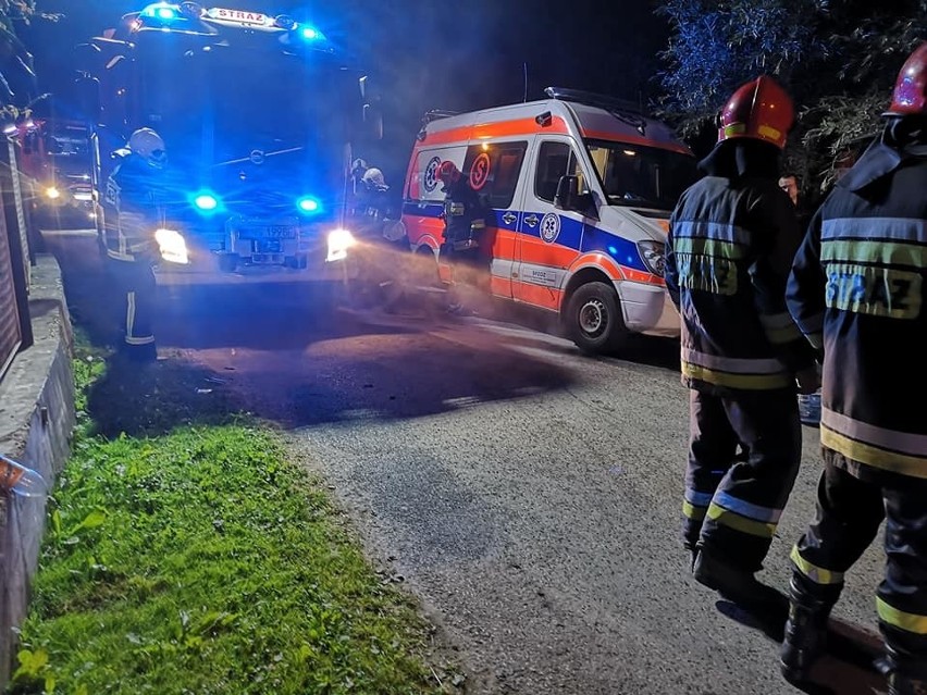 Stary Sącz. Groźny wypadek w Mostkach. Osobówka uderzyła w dwa inne samochody i zatrzymała się na ogrodzeniu [ZDJĘCIA]