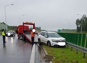 Kierujący renault uderzył w bariery na ekspresowej "siódemce" w Szydłowcu. Samochód zabrała laweta.