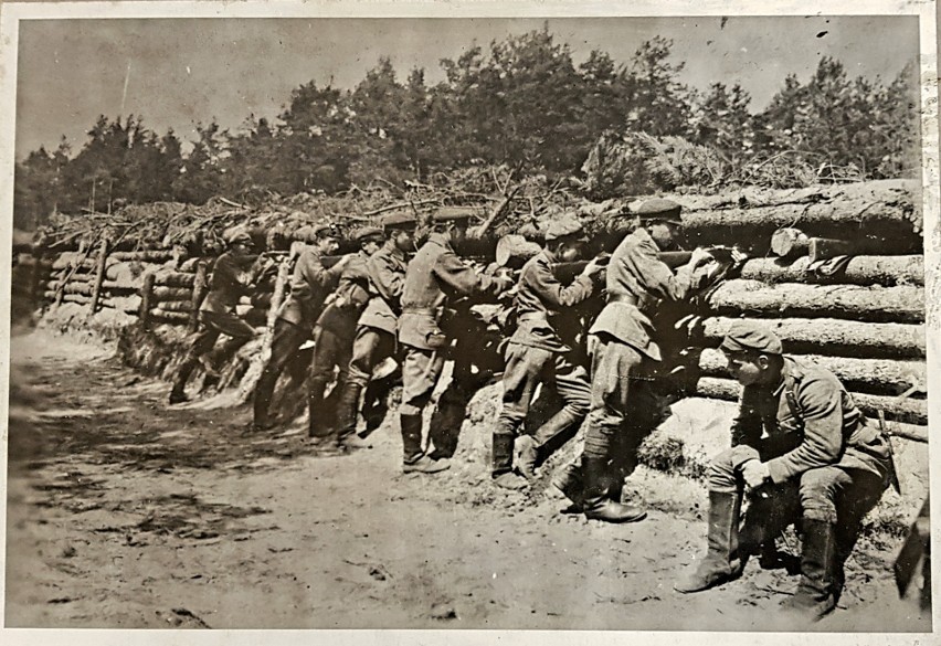 Front na Wołyniu. Żołnierze Legionów przy stanowisku...