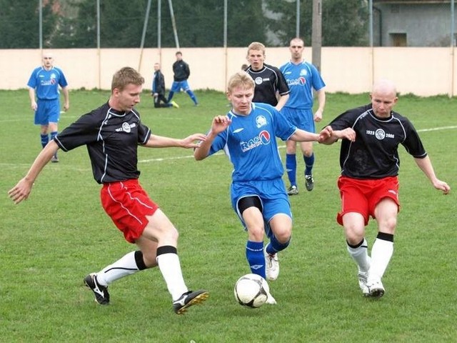 (w środku) zdobył pierwszego gola w sobotnim meczu w Przechowie
