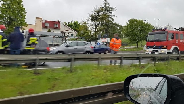 W środowy poranek na drodze krajowej nr 92, pomiędzy Swadzimiem a Poznaniem, doszło do zderzenia czterech samochodów. W wypadku została ranna jedna osoba.