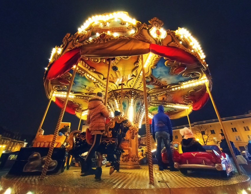 Białystok jest piękny na święta! Wieczorami rozświetlony Rynek Kościuszki wygląda bajkowo (ZDJĘCIA)