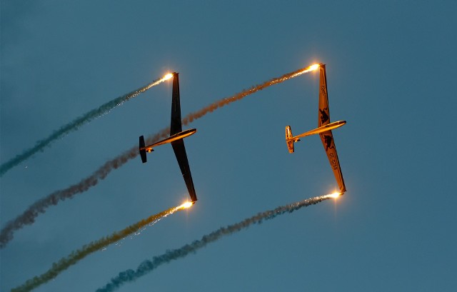 W Lesznie w weekend odbywa się wielki piknik lotniczy Antidotum Air Show. Na leszczyńskim lotnisku można podziwiać zapierające dech w piersiach pokazy - dzienne i wieczorne. Zobacz zdjęcia naszego Czytelnika, który wybrał się do Leszna i uchwycił w powietrzu latające maszyny.Przejdź do kolejnego zdjęcia --->