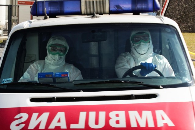 25.03.2020 krakow,ul. jakubowskego 2, szpital uniwersytecki, koronawirus w polsce, karetka, ambulans, maska, odziez ochronna, nz fot. andrzej banas / polska press