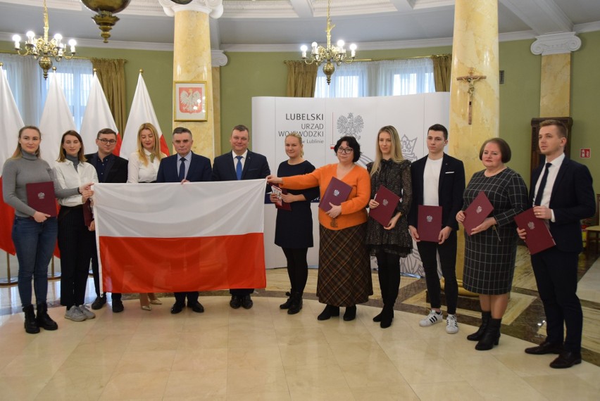 Dziewięciu nowych obywateli Polski. Wojewoda wręczył akty nadania obywatelstwa polskiego