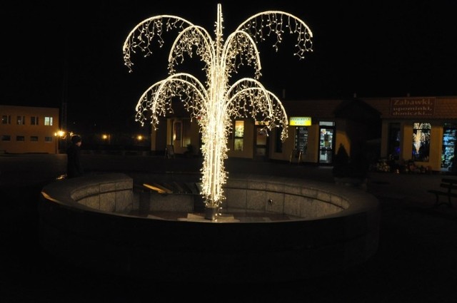 Iluminacje na fontannach w Oleśnie