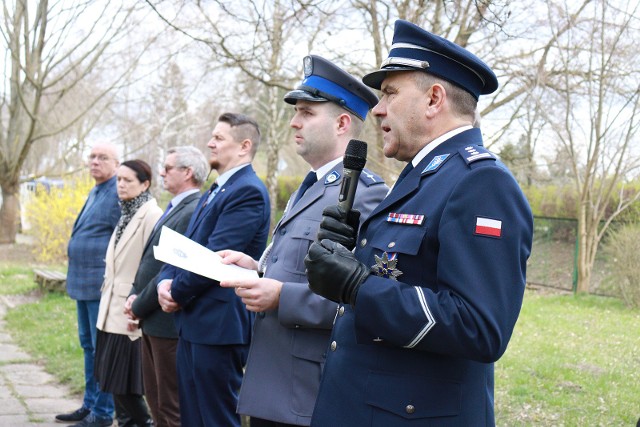 Bytowscy policjanci oddali hołd ofiarom katastrofy i zbrodni.