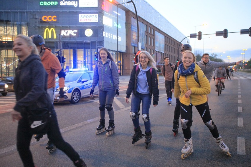 Nightskating 2018 na ulicach Łodzi. Zobacz zdjęcia z przejazdu rolkarzy [ZDJĘCIA]