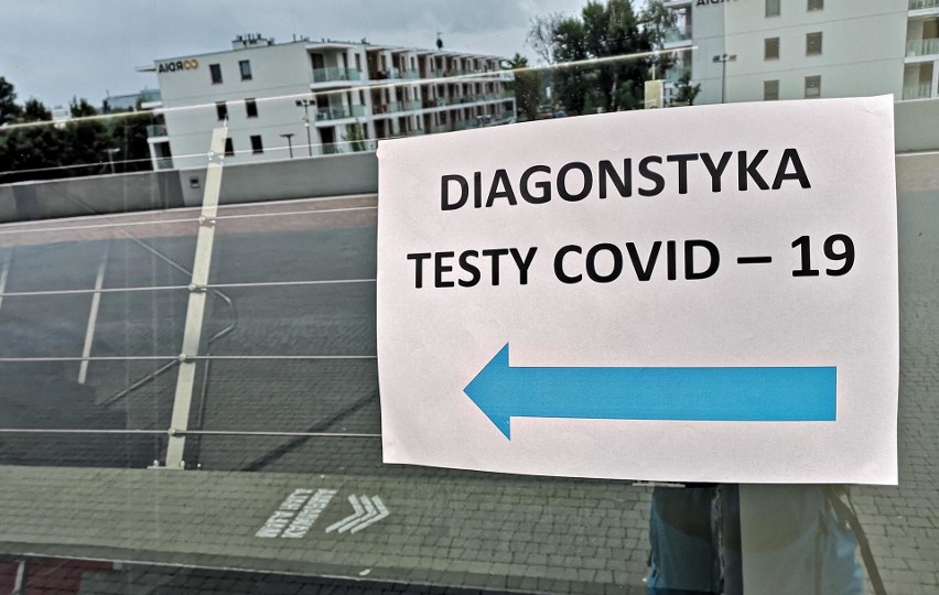 Kolejka samochodowa do testów na koronawirusa