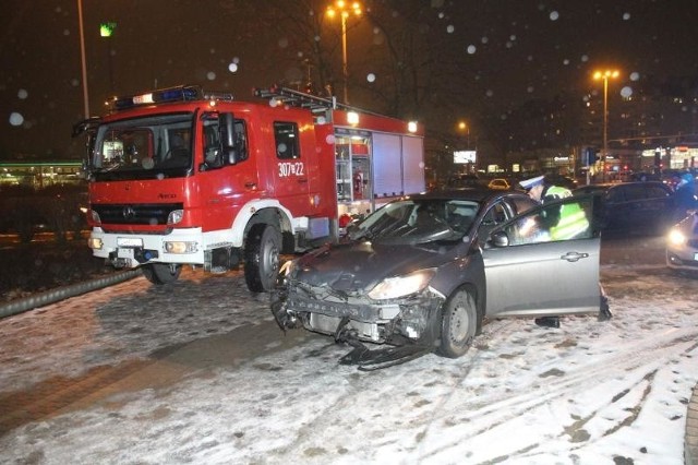 Wypadek dwóch samochodów na skrzyżowaniu ul. Lotniczej, Milenijnej, Legnickiej i Na Ostatnim Groszu, Wrocław, 11.01.2016