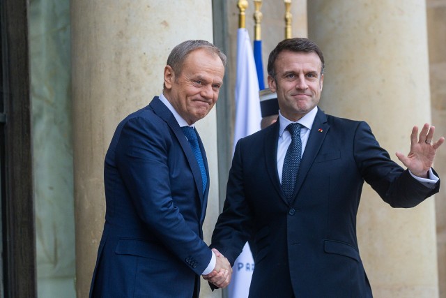 Premier Donald Tusk i minister spraw zagranicznych RP Radosław Sikorski na lotnisku w Paryżu, 12 bm. Premier Tusk spotka się z prezydent Francji a następnie uda się do Berlina na spotkanie z kanclerzem Niemiec