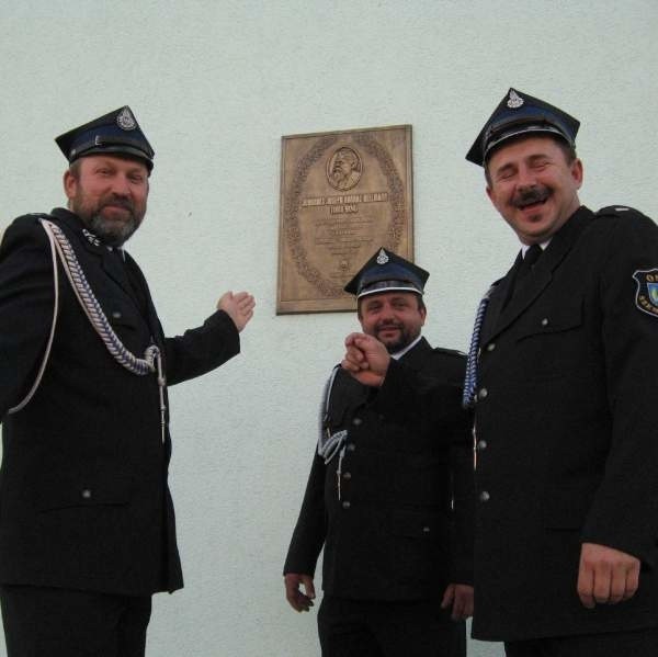 Na zdjęciu (od lewej): Rudolf Hyla, Piotr Kazior i Erwin Dziuba z Szemrowic cieszą się, że mogli odświeżyć pamięć o ojcu śląskich strażaków.