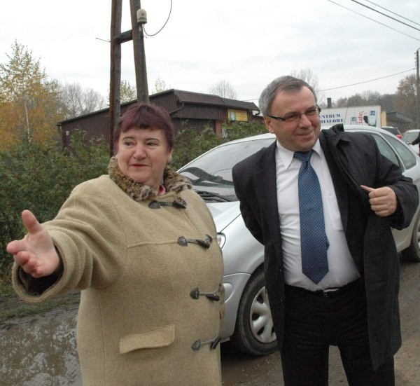 Sołtys Czesława Bochniarz i marszałek Józef Sebesta.