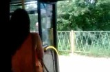 Kierowca autobusu odjechał i nie zamknął drzwi [wideo]