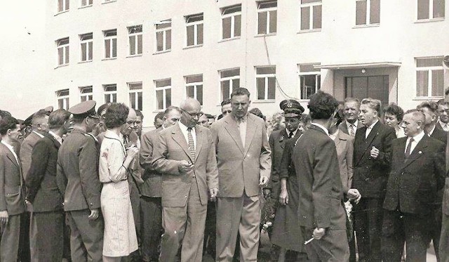 Oficjalne otwarcie szkoły w Czeladzi w roku 1959. Do Piasek przyjechały nie tylko władze wojewódzkie (widoczny na zdjęciu Edward Gierek), ale i państwowe z I sekretarzem PZPR Władysławem Gomułką.