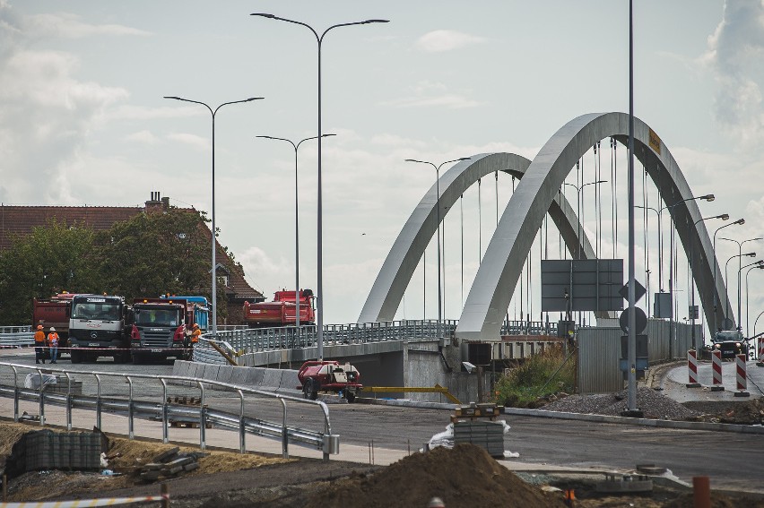 Budowa wiaduktu Biskupia Górka w Gdańsku. Próby obciążeniowe na pierwszej nitce nowego wiaduktu [zdjęcia]