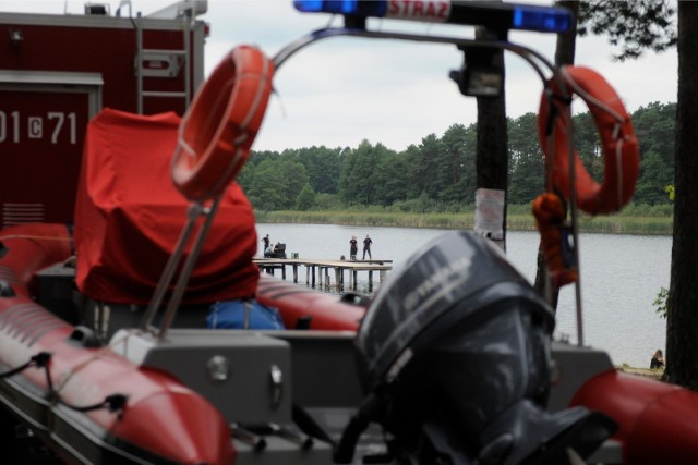 Na jeziorze Gople trwają poszukiwania mężczyzny, który wypadł z motorówki do wody. Zaginionego poszukują ekipy nurków oraz wyspecjalizowany zespół techniczny.